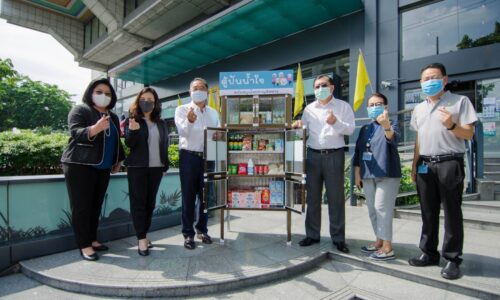 “ชาญอิสสระ”ส่งตู้ปันน้ำใจ 4 จุดในพื้นที่กทม. ช่วยผู้ประสบภัย สู้โควิด-19