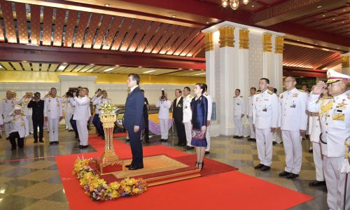 พระบาทสมเด็จพระเจ้าอยู่หัว และ สมเด็จพระนางเจ้าฯ พระบรมราชินี เสด็จพระราชดำเนินไปทรงเปิดโครงการรถไฟฟ้ามหานครสาย “เฉลิมรัชมงคล”